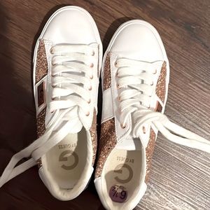 White guess shoes